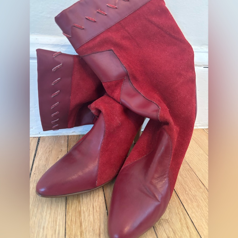 Vintage graffiti Women's Red Suede Boots